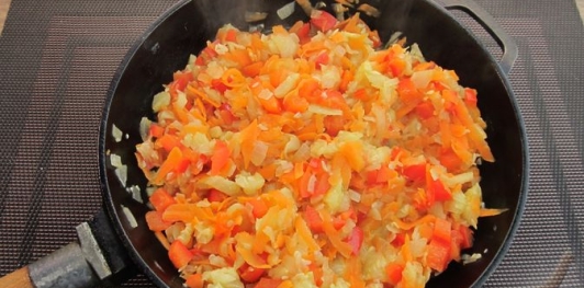 Фото приготовления рецепта: Кабачки, фаршированные болгарским перцем с морковью и сыром - шаг №13