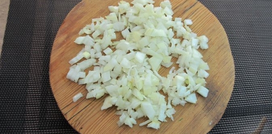 Фото приготовления рецепта: Кабачки, фаршированные болгарским перцем с морковью и сыром - шаг №7