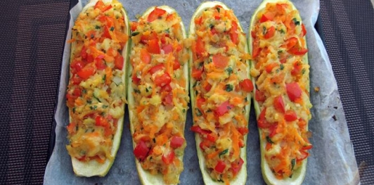 Фото приготовления рецепта: Кабачки, фаршированные болгарским перцем с морковью и сыром - шаг №20