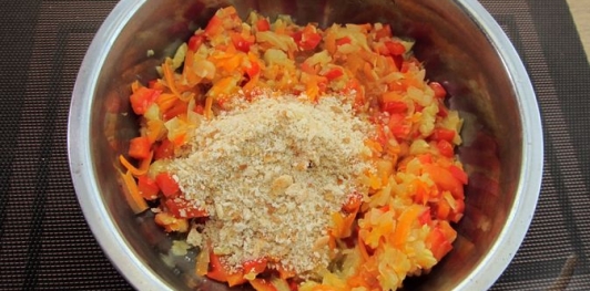 Фото приготовления рецепта: Кабачки, фаршированные болгарским перцем с морковью и сыром - шаг №15