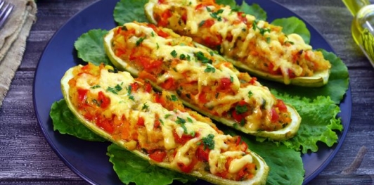 Фото приготовления рецепта: Кабачки, фаршированные болгарским перцем с морковью и сыром - шаг №23