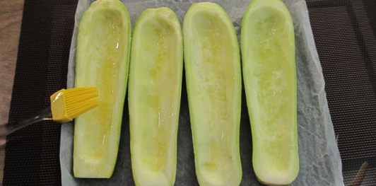 Фото приготовления рецепта: Кабачки, фаршированные болгарским перцем с морковью и сыром - шаг №4