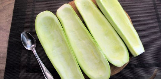 Фото приготовления рецепта: Кабачки, фаршированные болгарским перцем с морковью и сыром - шаг №3