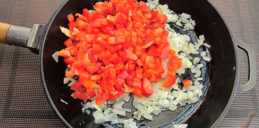 Фото приготовления рецепта: Кабачки, фаршированные болгарским перцем с морковью и сыром - шаг №9