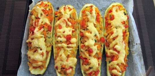 Фото приготовления рецепта: Кабачки, фаршированные болгарским перцем с морковью и сыром - шаг №22