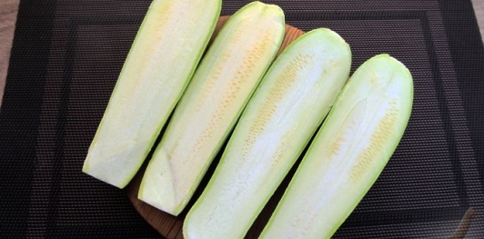 Фото приготовления рецепта: Кабачки, фаршированные болгарским перцем с морковью и сыром - шаг №2