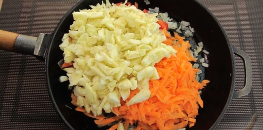 Фото приготовления рецепта: Кабачки, фаршированные болгарским перцем с морковью и сыром - шаг №11