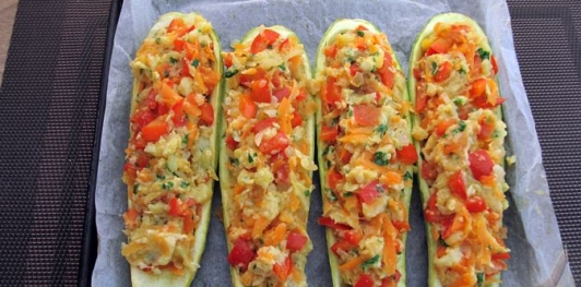 Фото приготовления рецепта: Кабачки, фаршированные болгарским перцем с морковью и сыром - шаг №19