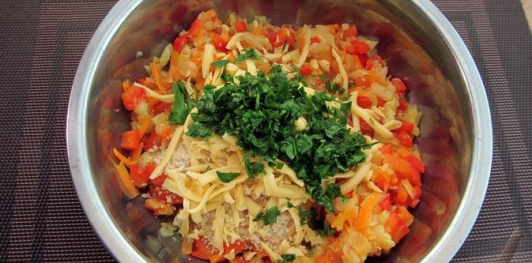 Фото приготовления рецепта: Кабачки, фаршированные болгарским перцем с морковью и сыром - шаг №17