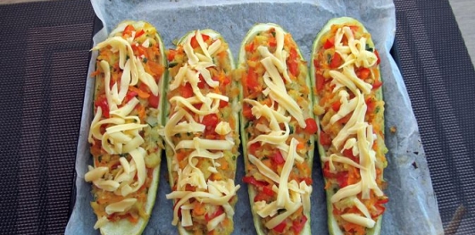 Фото приготовления рецепта: Кабачки, фаршированные болгарским перцем с морковью и сыром - шаг №21