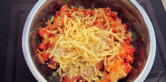 Фото приготовления рецепта: Кабачки, фаршированные болгарским перцем с морковью и сыром - шаг №16