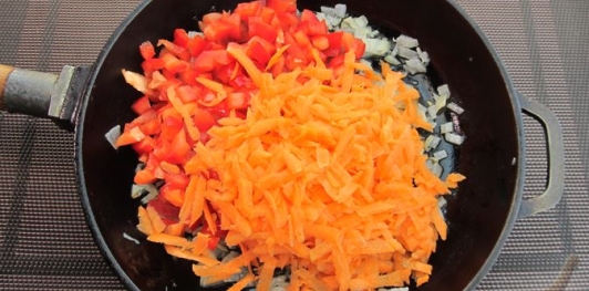 Фото приготовления рецепта: Кабачки, фаршированные болгарским перцем с морковью и сыром - шаг №10