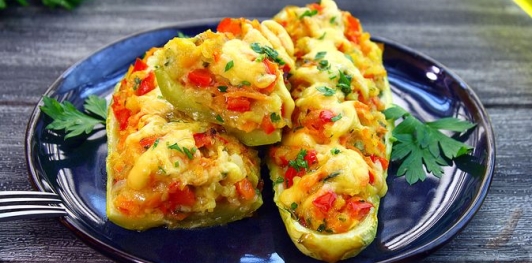 Фото приготовления рецепта: Кабачки, фаршированные болгарским перцем с морковью и сыром - шаг №24