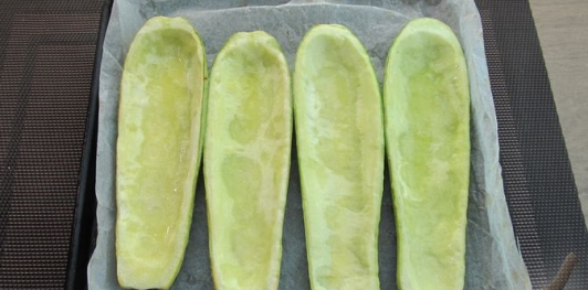 Фото приготовления рецепта: Кабачки, фаршированные болгарским перцем с морковью и сыром - шаг №6