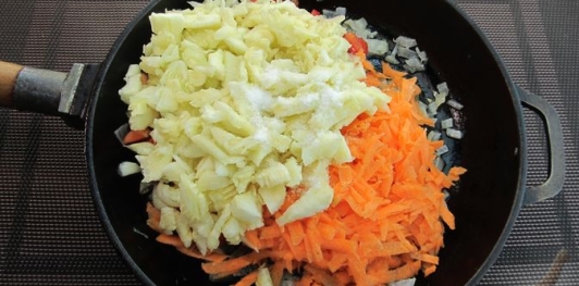 Фото приготовления рецепта: Кабачки, фаршированные болгарским перцем с морковью и сыром - шаг №12