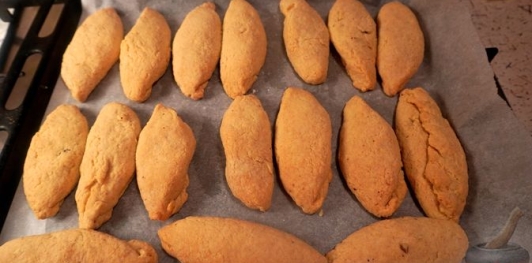 Фото приготовления рецепта: Калбурабасты (турецкое печенье с ореховой начинкой) - шаг №17