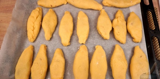 Фото приготовления рецепта: Калбурабасты (турецкое печенье с ореховой начинкой) - шаг №16