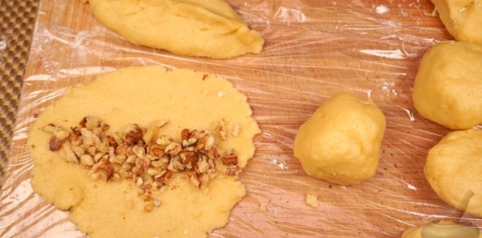 Фото приготовления рецепта: Калбурабасты (турецкое печенье с ореховой начинкой) - шаг №15