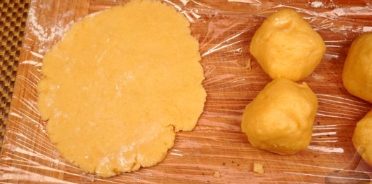 Фото приготовления рецепта: Калбурабасты (турецкое печенье с ореховой начинкой) - шаг №13