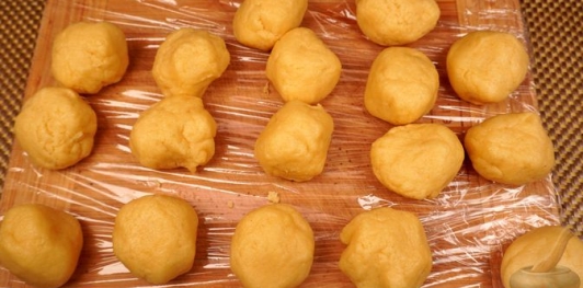 Фото приготовления рецепта: Калбурабасты (турецкое печенье с ореховой начинкой) - шаг №12