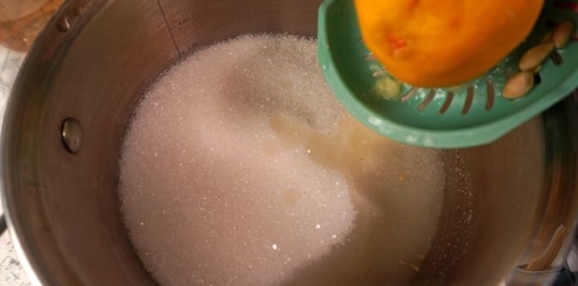 Фото приготовления рецепта: Калбурабасты (турецкое печенье с ореховой начинкой) - шаг №2