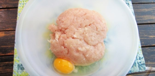 Фото приготовления рецепта: Кармашки из куриного фарша, с сыром и овощами - шаг №2