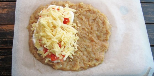 Фото приготовления рецепта: Кармашки из куриного фарша, с сыром и овощами - шаг №9