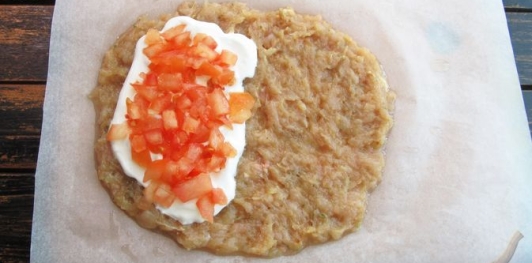 Фото приготовления рецепта: Кармашки из куриного фарша, с сыром и овощами - шаг №7