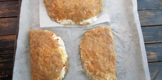 Фото приготовления рецепта: Кармашки из куриного фарша, с сыром и овощами - шаг №12