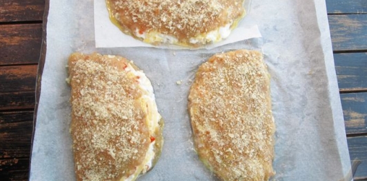 Фото приготовления рецепта: Кармашки из куриного фарша, с сыром и овощами - шаг №14