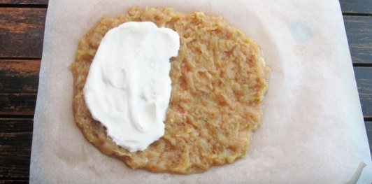 Фото приготовления рецепта: Кармашки из куриного фарша, с сыром и овощами - шаг №6