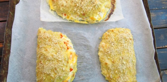 Фото приготовления рецепта: Кармашки из куриного фарша, с сыром и овощами - шаг №15