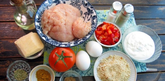 Фото приготовления рецепта: Кармашки из куриного фарша, с сыром и овощами - шаг №1