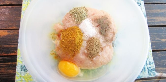 Фото приготовления рецепта: Кармашки из куриного фарша, с сыром и овощами - шаг №3