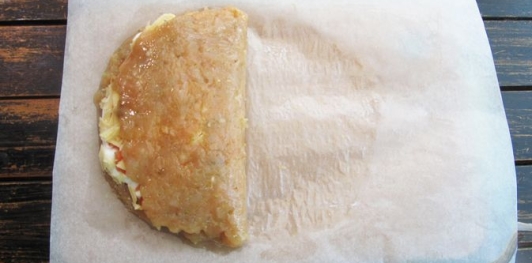 Фото приготовления рецепта: Кармашки из куриного фарша, с сыром и овощами - шаг №11