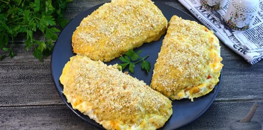 Фото приготовления рецепта: Кармашки из куриного фарша, с сыром и овощами - шаг №16