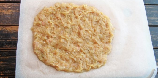 Фото приготовления рецепта: Кармашки из куриного фарша, с сыром и овощами - шаг №4