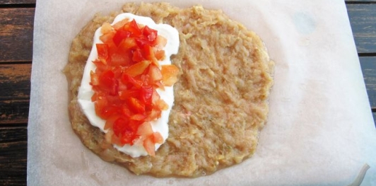 Фото приготовления рецепта: Кармашки из куриного фарша, с сыром и овощами - шаг №8