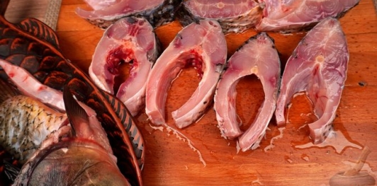 Фото приготовления рецепта: Карп, запечённый с грибами в сметане - шаг №2