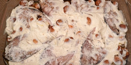 Фото приготовления рецепта: Карп, запечённый с грибами в сметане - шаг №13