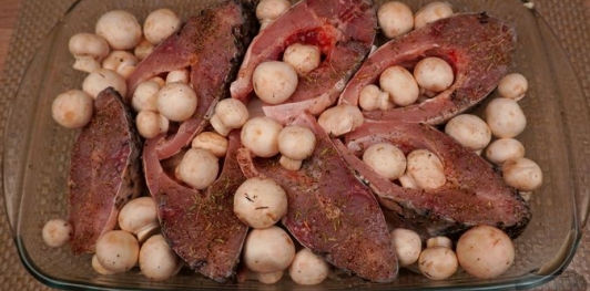 Фото приготовления рецепта: Карп, запечённый с грибами в сметане - шаг №8