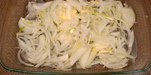 Фото приготовления рецепта: Карп, запечённый с грибами в сметане - шаг №5