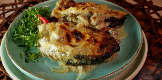 Фото приготовления рецепта: Карп, запечённый с грибами в сметане - шаг №15