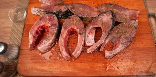 Фото приготовления рецепта: Карп, запечённый с грибами в сметане - шаг №3