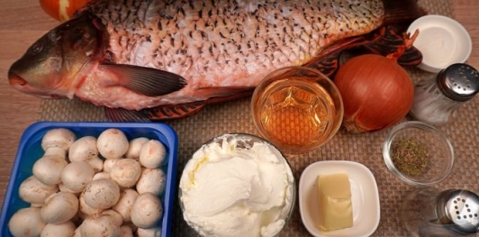 Фото приготовления рецепта: Карп, запечённый с грибами в сметане - шаг №1