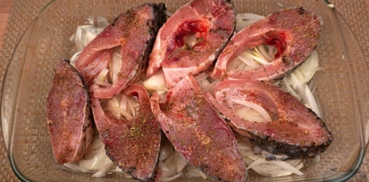 Фото приготовления рецепта: Карп, запечённый с грибами в сметане - шаг №7