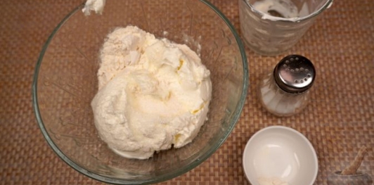 Фото приготовления рецепта: Карп, запечённый с грибами в сметане - шаг №11