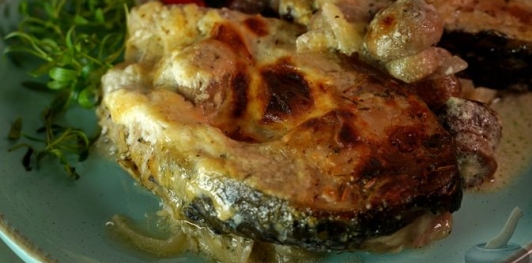 Фото приготовления рецепта: Карп, запечённый с грибами в сметане - шаг №16