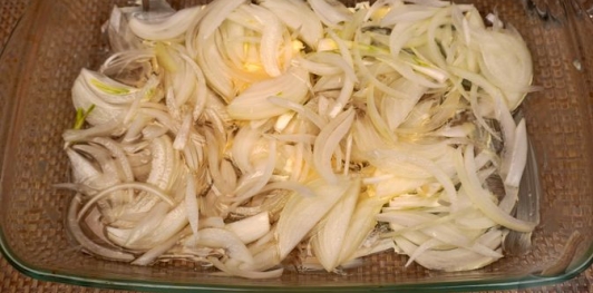 Фото приготовления рецепта: Карп, запечённый с грибами в сметане - шаг №6