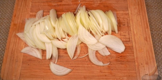 Фото приготовления рецепта: Карп, запечённый с грибами в сметане - шаг №4